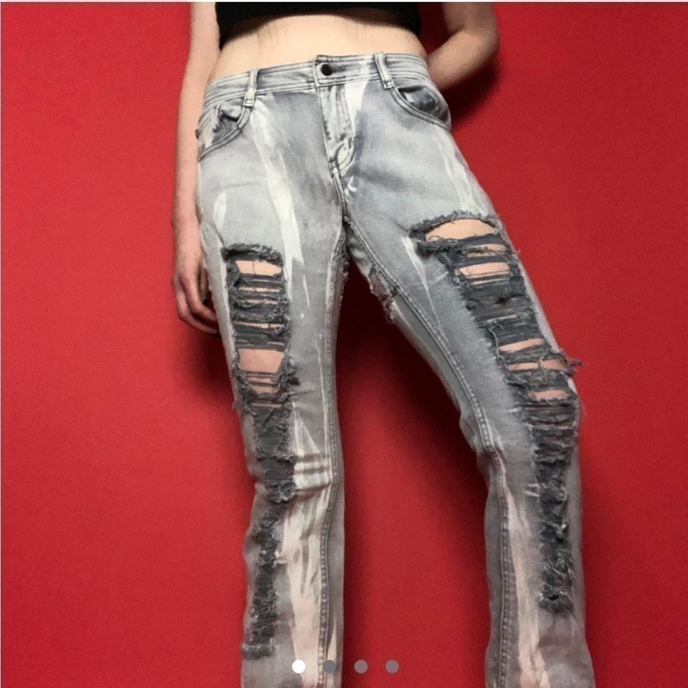 Lovesick branded acid wash jeans. 🤍🤍